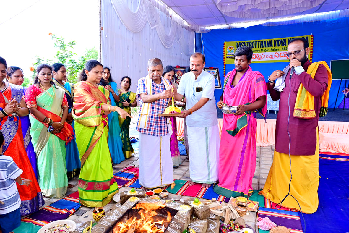 Aksharabhyasa and vidyarambha in RVK - Ballari (2)