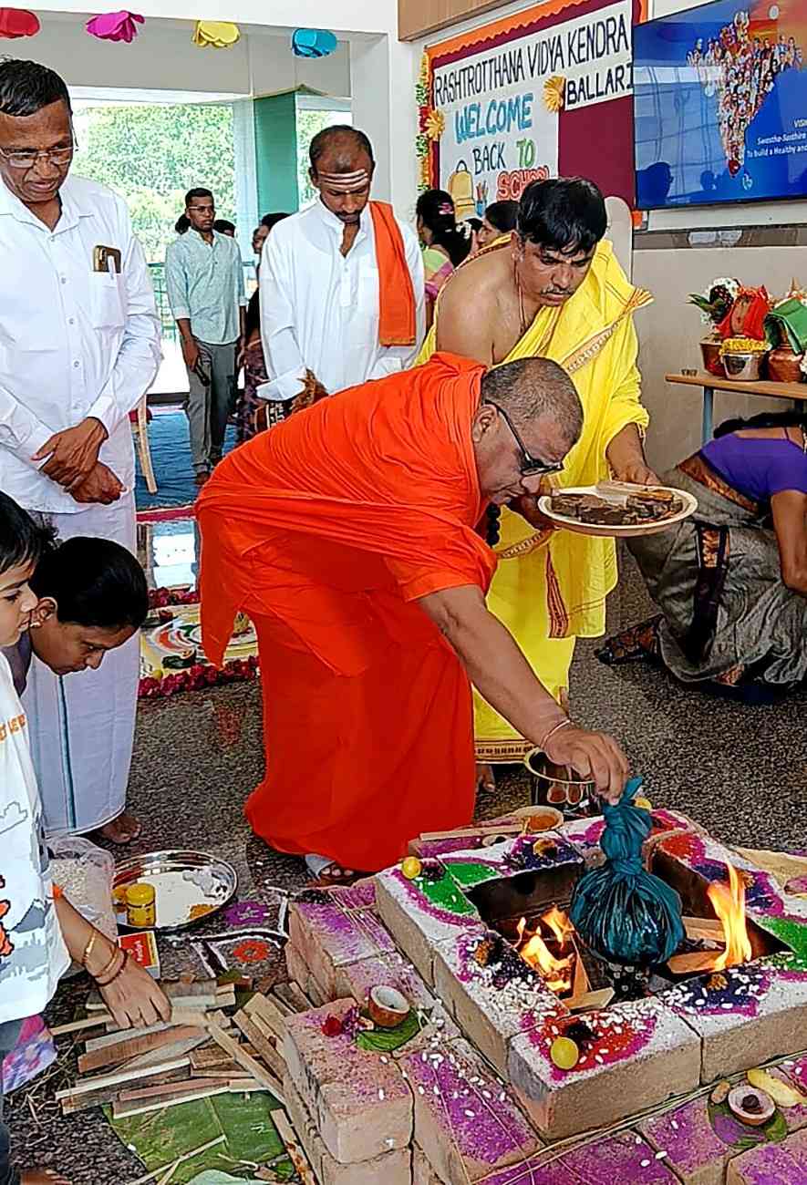 Aksharabhyasa and Vidyarambha program in RVK -Ballari (21)